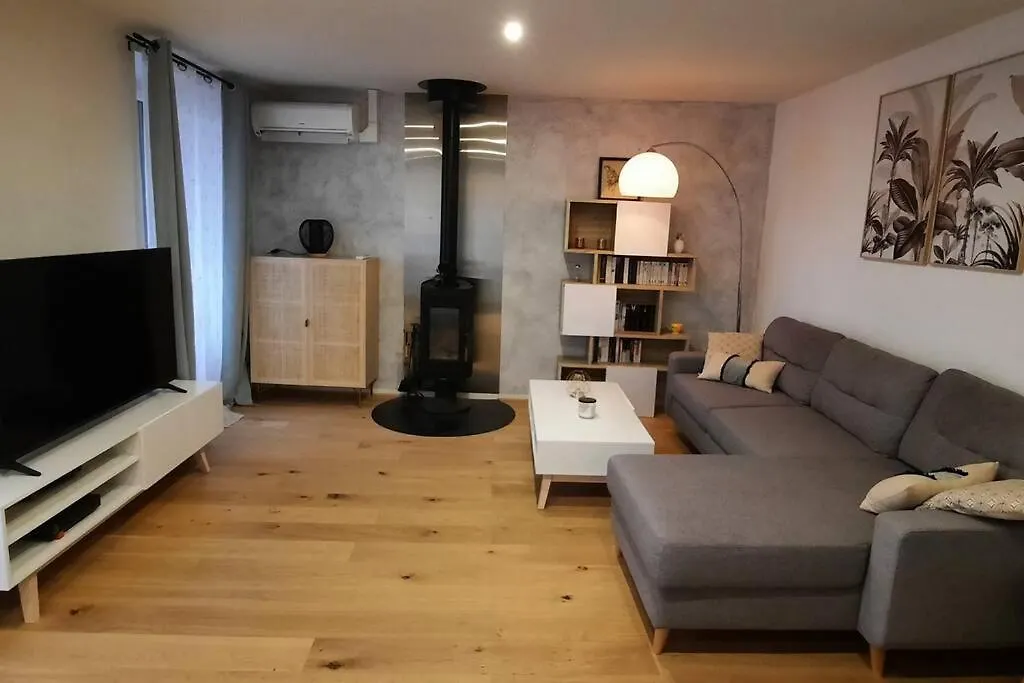 Maison Au Calme Avec Terrasse, Climatise Vertaizon 度假居