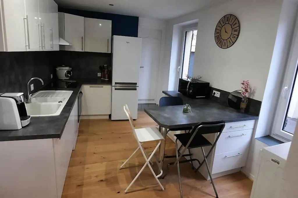 Maison Au Calme Avec Terrasse, Climatise Vertaizon Holiday home