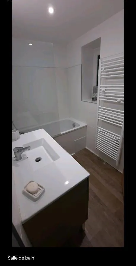 Maison Au Calme Avec Terrasse, Climatise Vertaizon France